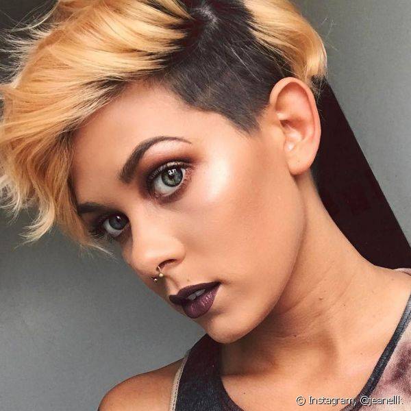 O batom roxo bem escuro deixa a maquiagem com um efeito mais dram?tico (Foto: Instagram @jeanellk)